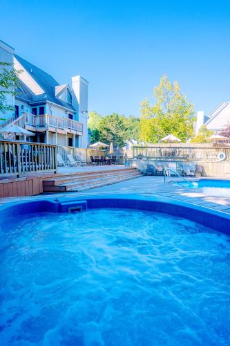 cadă fierbinte, Updated Blue Mountain Studio @ North Creek Resort in The Blue Mountains (ON)