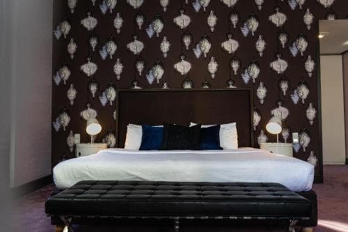 Friday Hotel - image 9