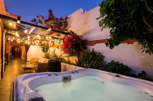 True Canarian 6 bedrooms villa with hot tub