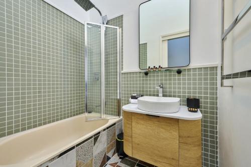 Carlton Dream: Leafy 2bed 2bath Lygon Str Townhouse