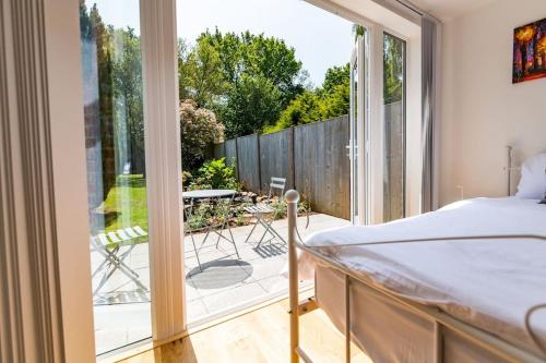 Patio lodge with forest access close to beaches - Tap to explore photos