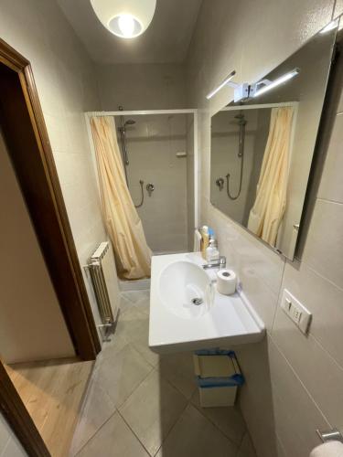 Harry's GH Canal View - image 5