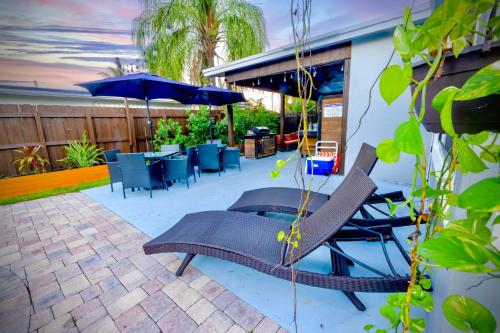 Private Heated Pool Oasis Pet-Friendly Retreat Short or long Stays Sleeps 2-8 Ppl