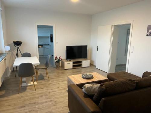 Eine modern renovierte Wohnung mit Balkonterrasse.