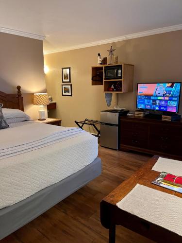 Deluxe Queen Suite - Courtyard - Pet Friendly