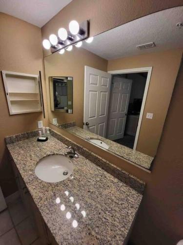 All furnished condo -than 10 min from major Parks! - image 13