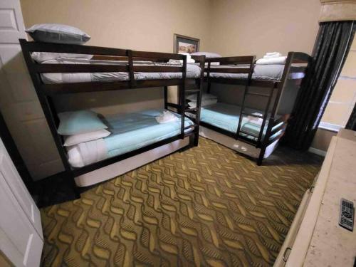 All furnished condo -than 10 min from major Parks! - image 5