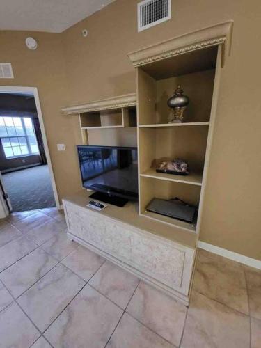 All furnished condo -than 10 min from major Parks! - image 6