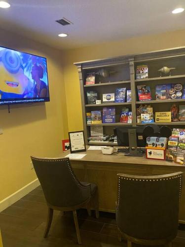 All furnished condo -than 10 min from major Parks! - image 14