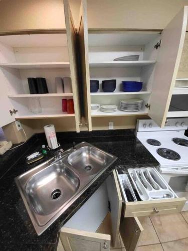 All furnished condo -than 10 min from major Parks! - image 3