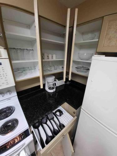 All furnished condo -than 10 min from major Parks! - image 9