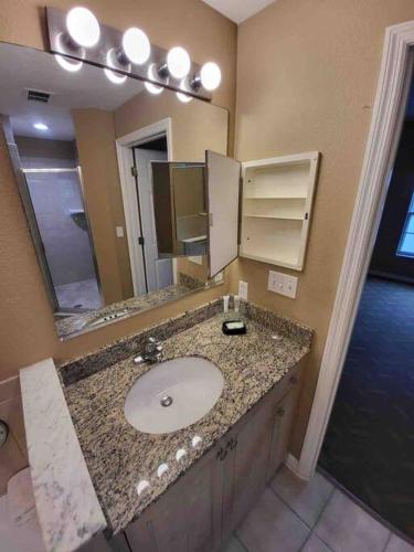 All furnished condo -than 10 min from major Parks! - image 4