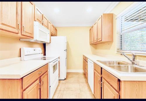 Hidden City Riverfront Apt Near Lakes Golf & Disney thumb 4