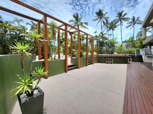 Cairns Luxury Waterview Apartment - Tap to explore photos
