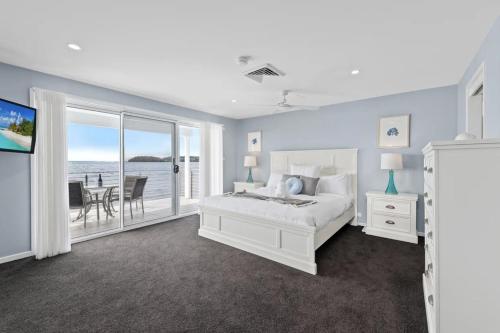 Waterfront Wonderland 41 Foreshore Dr stunning house with a lift linen Wi Fi and ducted air conditio in 포트 스티븐스