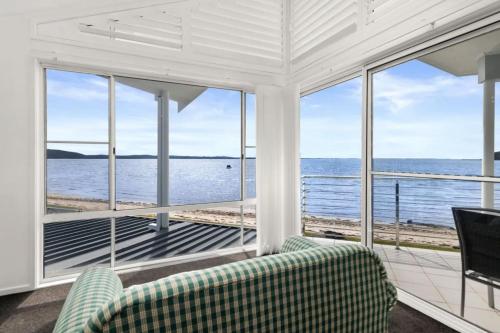 Waterfront Wonderland 41 Foreshore Dr stunning house with a lift linen Wi Fi and ducted air conditio in 포트 스티븐스