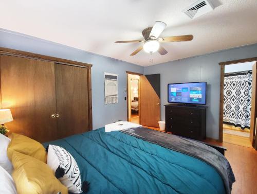Firepit, BBQ, AC, Indoor Pool, KING bed, Self check in, Indoor Fireplace, FREE Amenities in Lake Ariel, USA