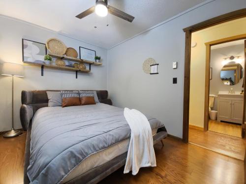 Firepit, BBQ, AC, Indoor Pool, KING bed, Self check in, Indoor Fireplace, FREE Amenities in Lake Ariel, USA