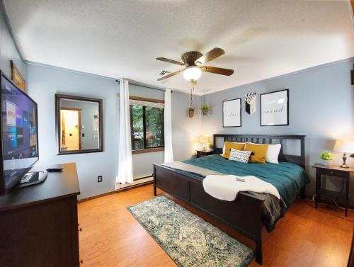 Firepit, BBQ, AC, Indoor Pool, KING bed, Self check in, Indoor Fireplace, FREE Amenities in Lake Ariel, USA