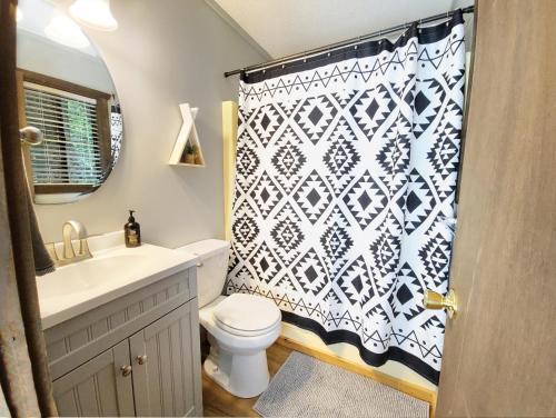 Firepit, BBQ, AC, Indoor Pool, KING bed, Self check in, Indoor Fireplace, FREE Amenities in Lake Ariel, USA