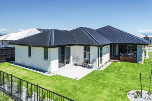 Balcony/terrace, 39Carmine Five Star 4-bedroom Holiday Home in Nelson