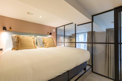 1 queen bed, 3 twin beds