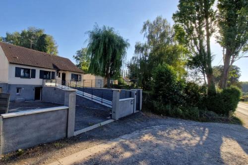 Sous-sol aménagé tout équipé avec jardin & parking