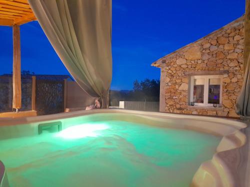 Maison romantique jacuzzi privé braséro vue