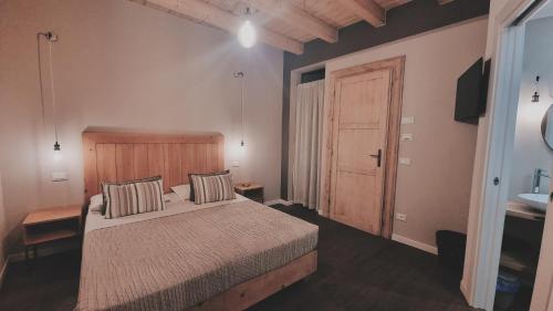 Deluxe Double Room image 3