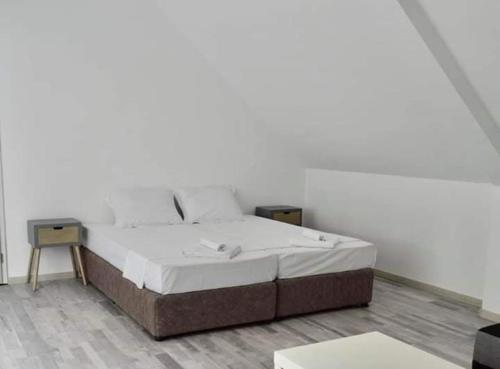 Тузлата пентхаус / Tuzlata penthouse in คาวาร์นา
