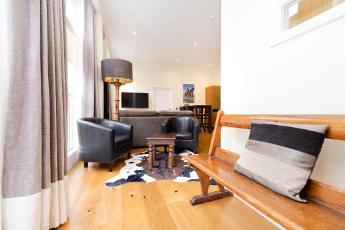 JOIVY 1 bed Flat in Old Town, next to St Giles Cathedral, Эдинбург (фото 8)