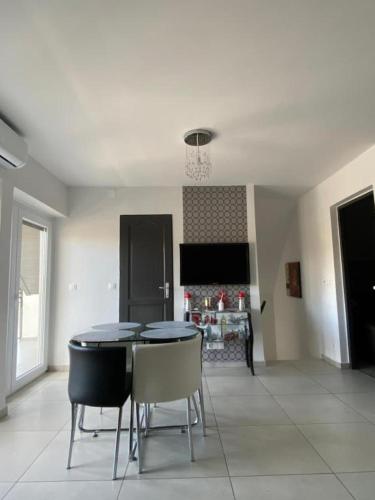2 bedrooms, 5 beds