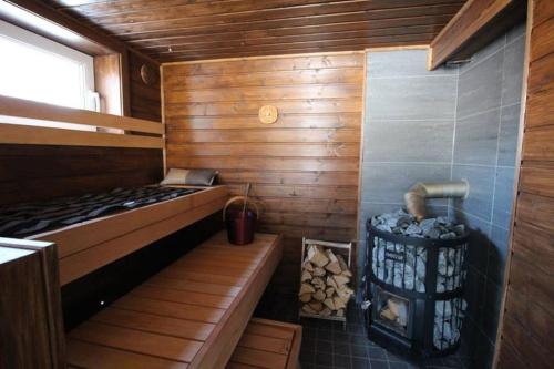 Beautiful riverside cottage with sauna