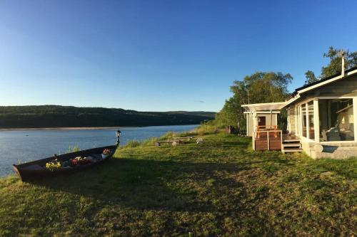 Beautiful riverside cottage with sauna