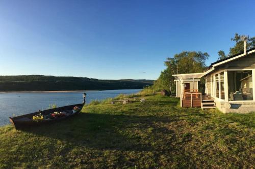 Beautiful riverside cottage with sauna & hot tub in Nuorgam