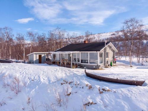 Beautiful riverside cottage with sauna