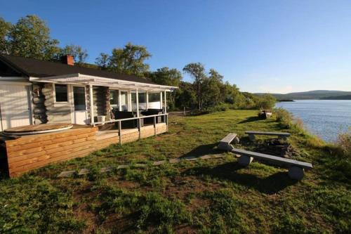 Beautiful riverside cottage with sauna