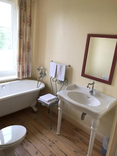 Bathroom, Domaine de Bertheauville in Paluel