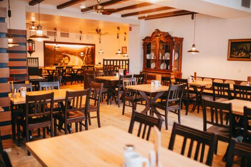 餐廳, RATSKELLER Hotel & Restaurant in 克羅夫