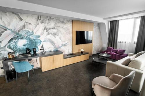 1 king bed, 2 sofa beds