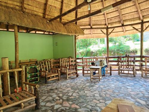 Koplietošanas atpūtas telpa ar TV, Chimpanzee Capital Safari Lodge in Kibale