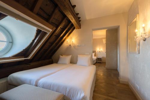 4 twin beds