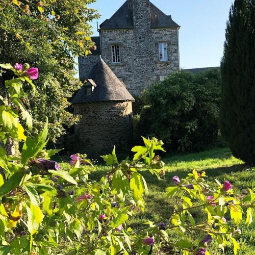 Le Château Isigny un joyau caché et secret près du Mont Saint-Michel en Normandie aux portes de la Bretagne