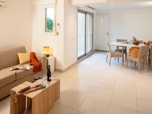Apartment MB6 Loggia by Interhome 3