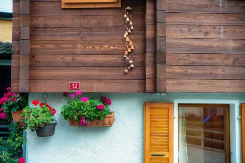 Chalet Nucleo 12 by Quokka 360 - bouldering temple in Chironico