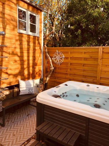 Zirkuswagen mit Outdoor Whirlpool und Garten in Petershagen/Eggersdorf