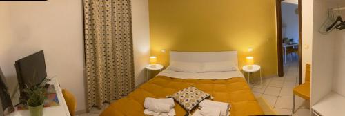  Casa vacanze ramona Yellow house in Coppito