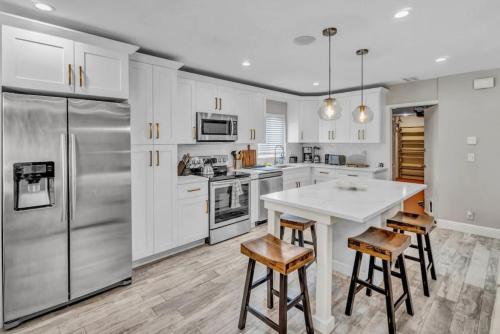 Dinas Home with Modern Interior and Heated Pool in Delray Beach, USA