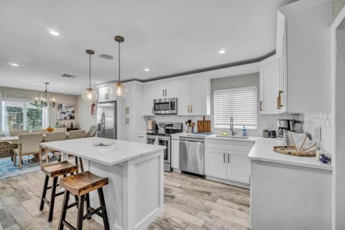 Dinas Home with Modern Interior and Heated Pool in Delray Beach, USA