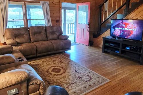 Rustic Cabin with Screened Deck 8 Mi to Dollywood